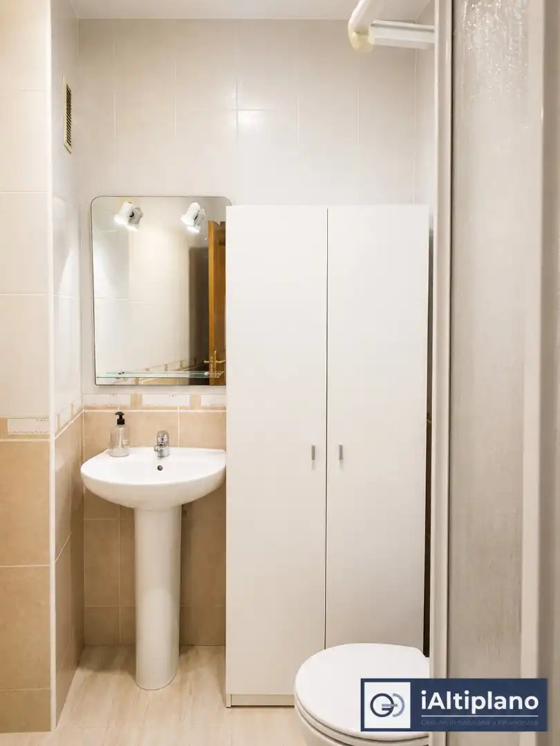 Baño de Piso en venta en Baza con Calefacción y Amueblado