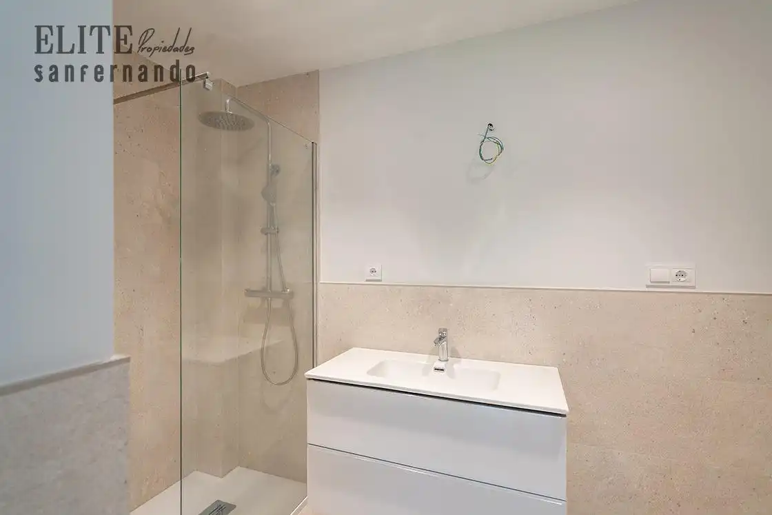 Badezimmer von Wohnungen zum Verkauf in Santander mit Heizung