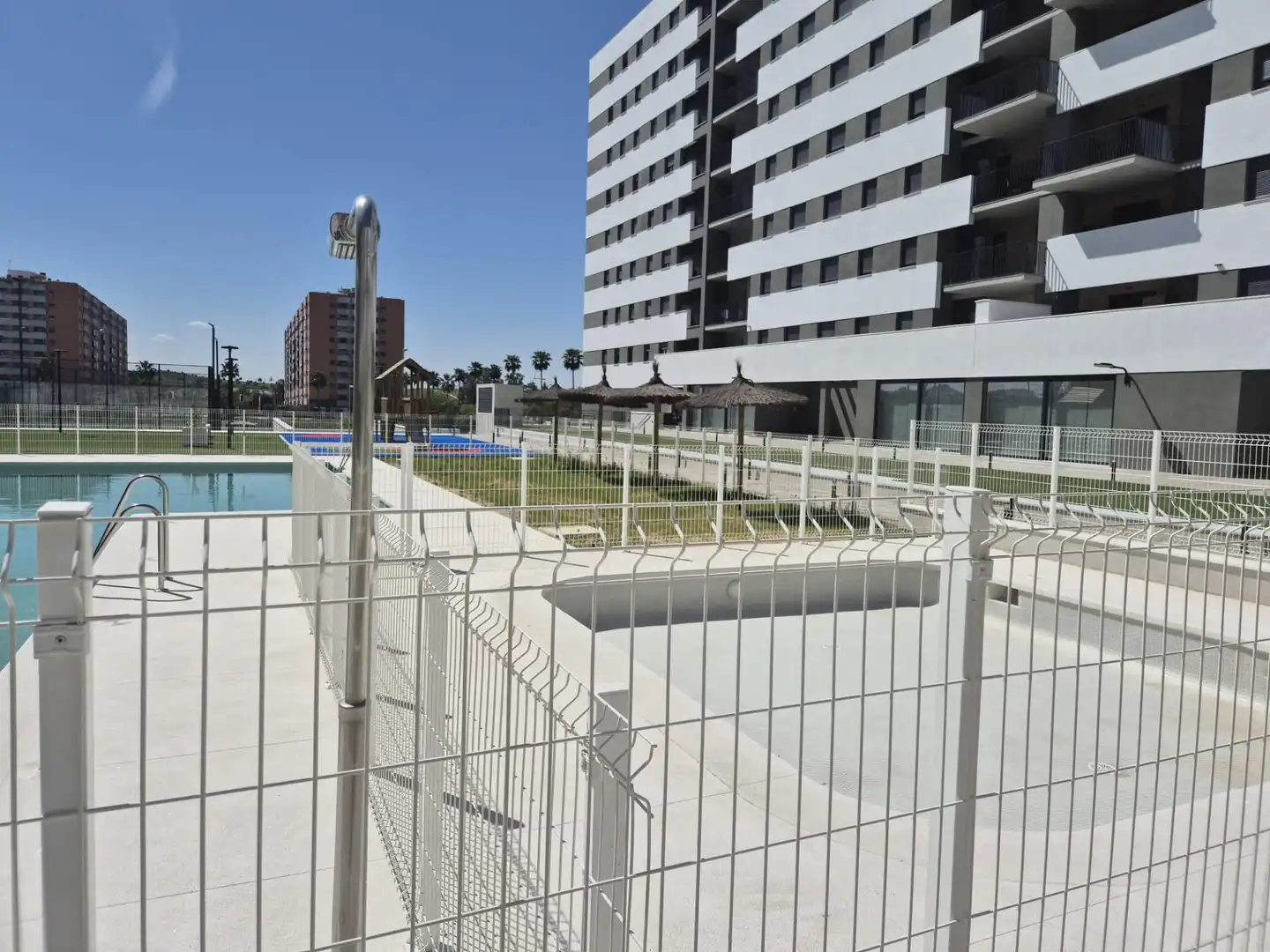 Schwimmbecken von Wohnung zur Miete in Dos Hermanas mit Klimaanlage, Heizung und Terrasse