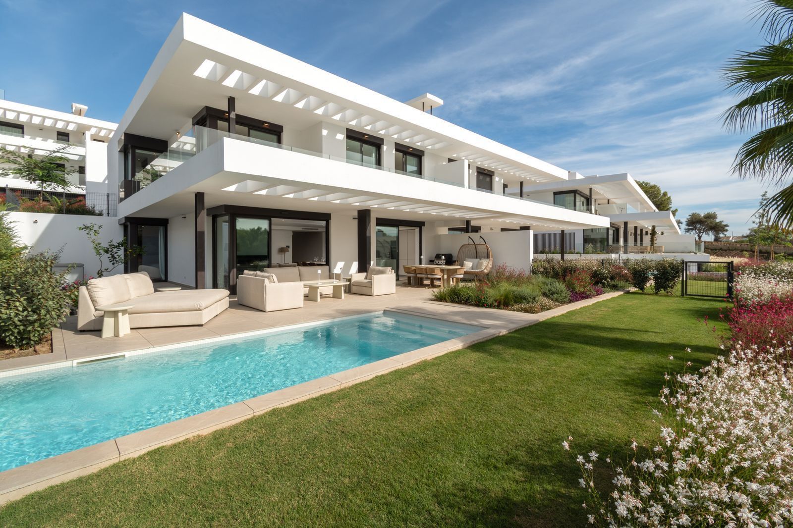 Vista exterior de Casa adosada en venda en Marbella amb Aire condicionat, Jardí privat i Terrassa