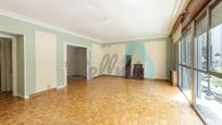 Sala d'estar de Pis en venda en Oviedo  amb Calefacció, Parquet i Terrassa