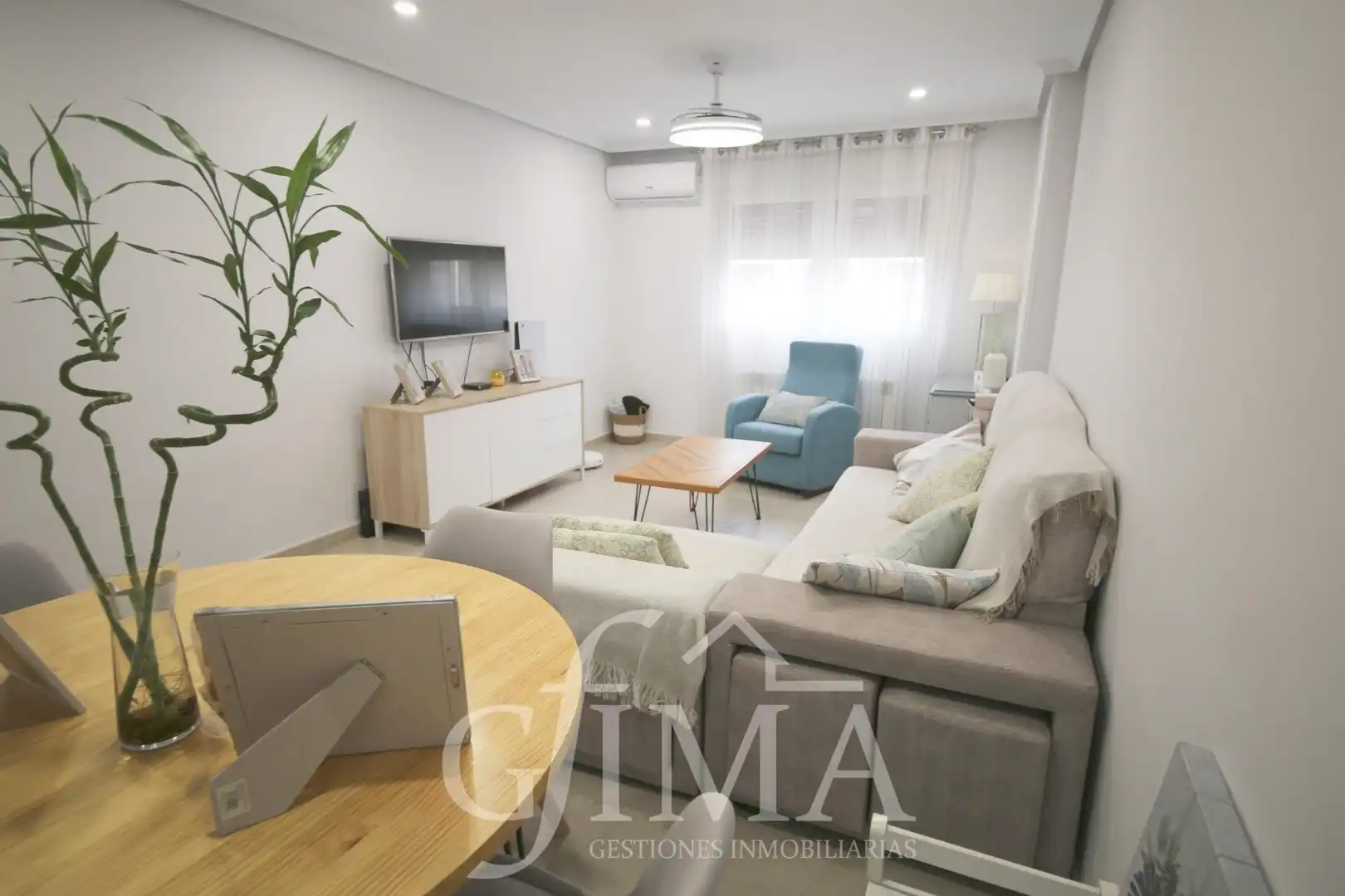 Flat with terrace for sale in Calle ANTONIO HUERTAS