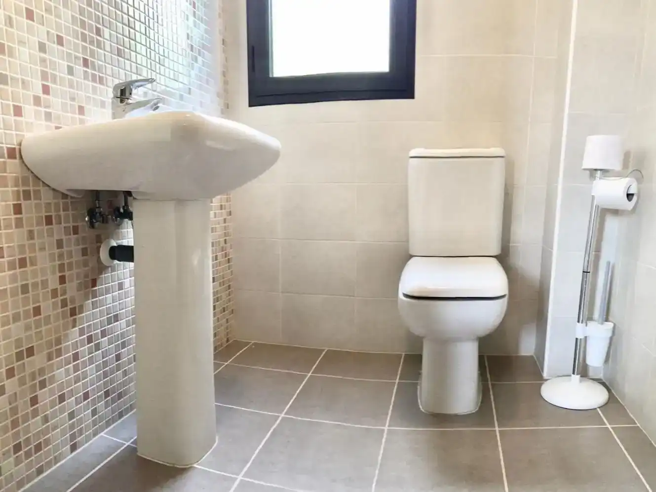 Bathroom of Flat for rent in Polop  with Air Conditioner, Private garden and Parquet flooring