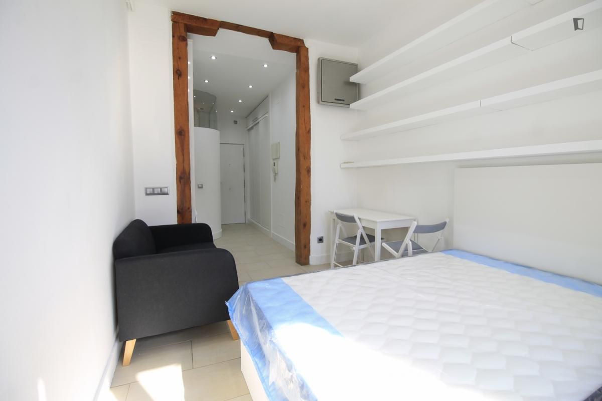 Study to rent in Trafalgar