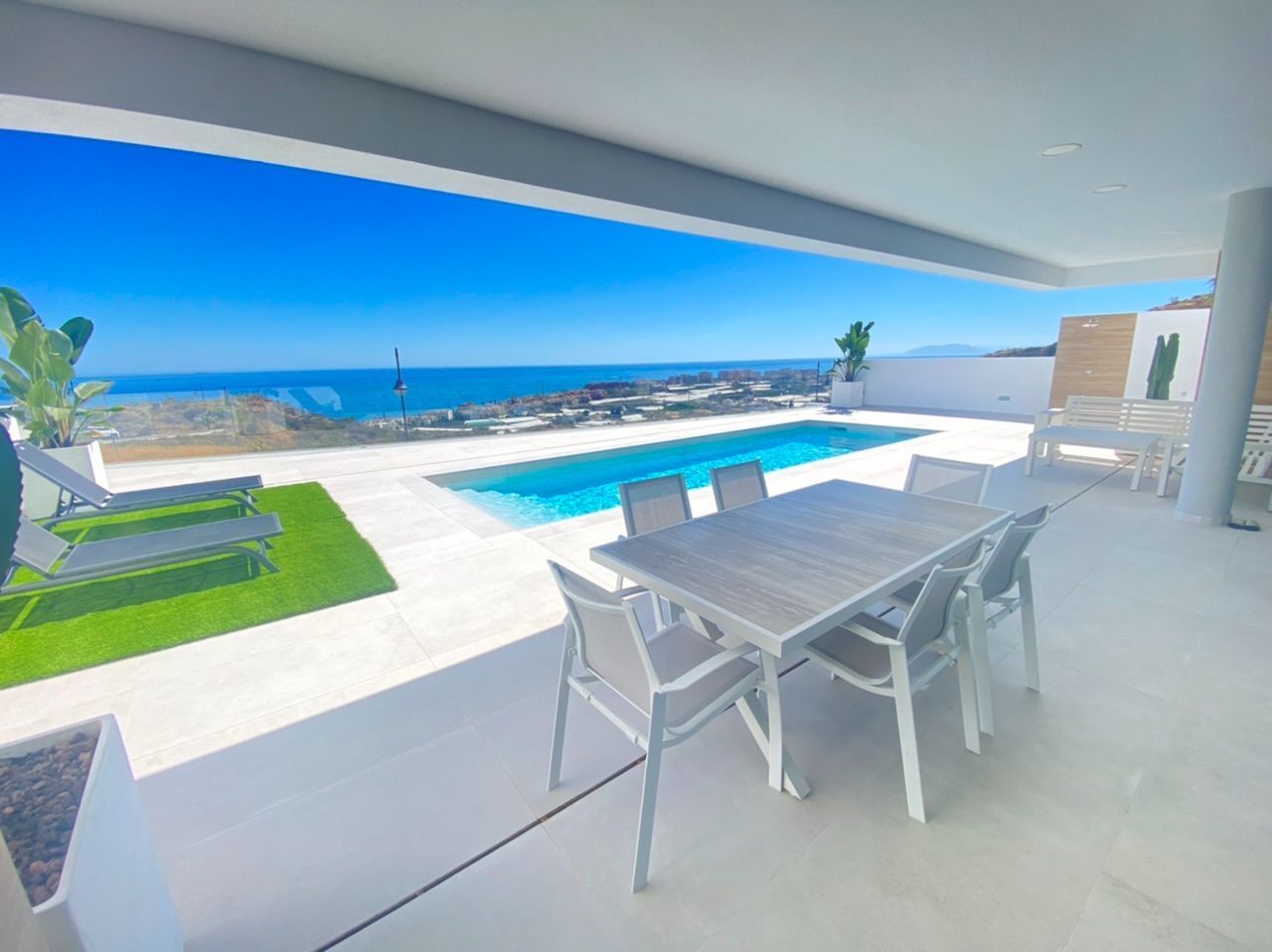 Terrace of House or chalet for sale in Nerja  with Air Conditioner, Heating and Private garden