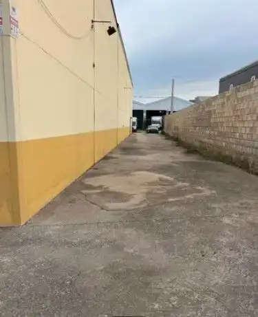 Vista exterior de Nave industrial en venta en Dos Hermanas