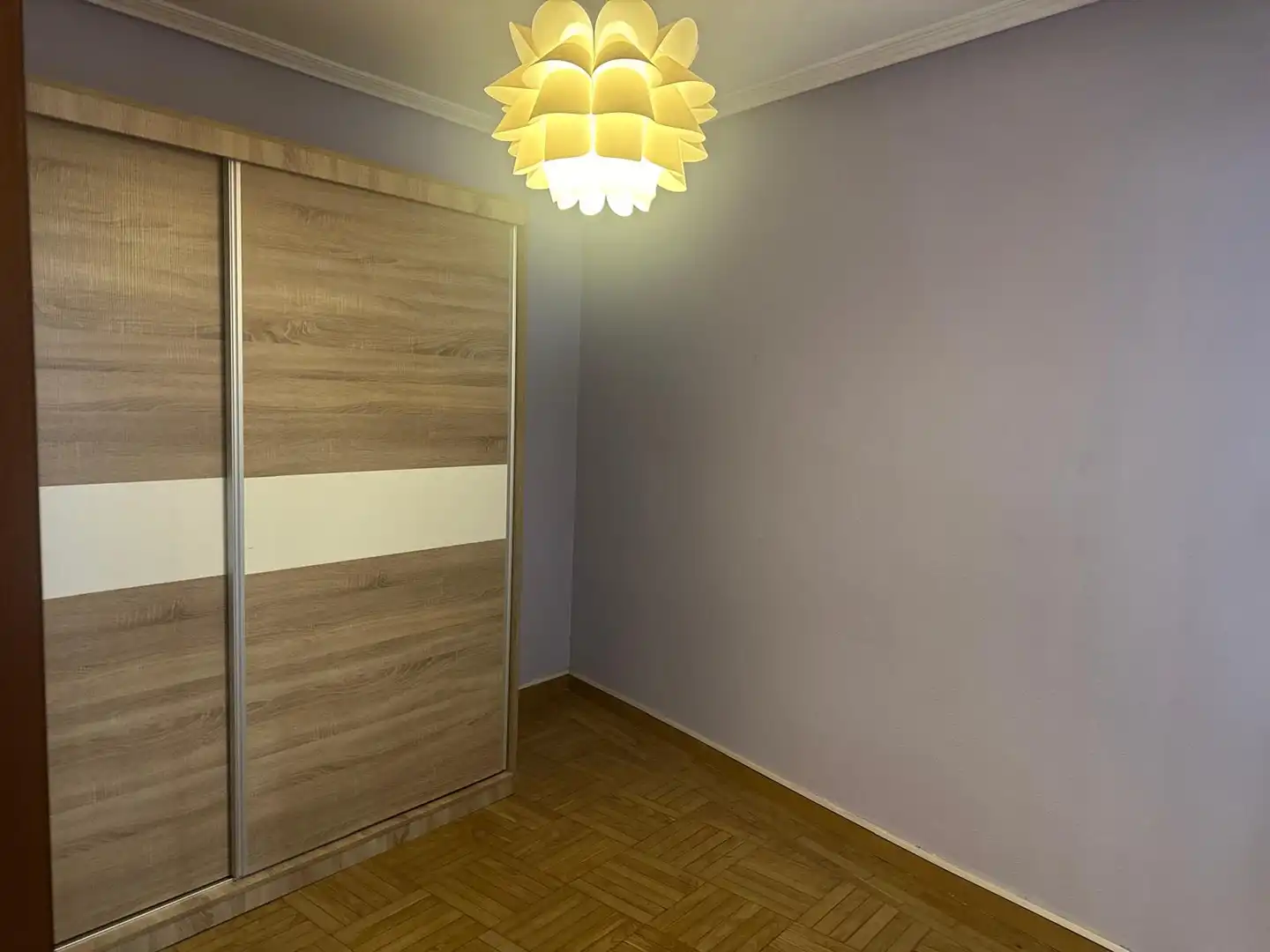 Dormitori de Pis en venda en Oviedo  amb Calefacció i Internet