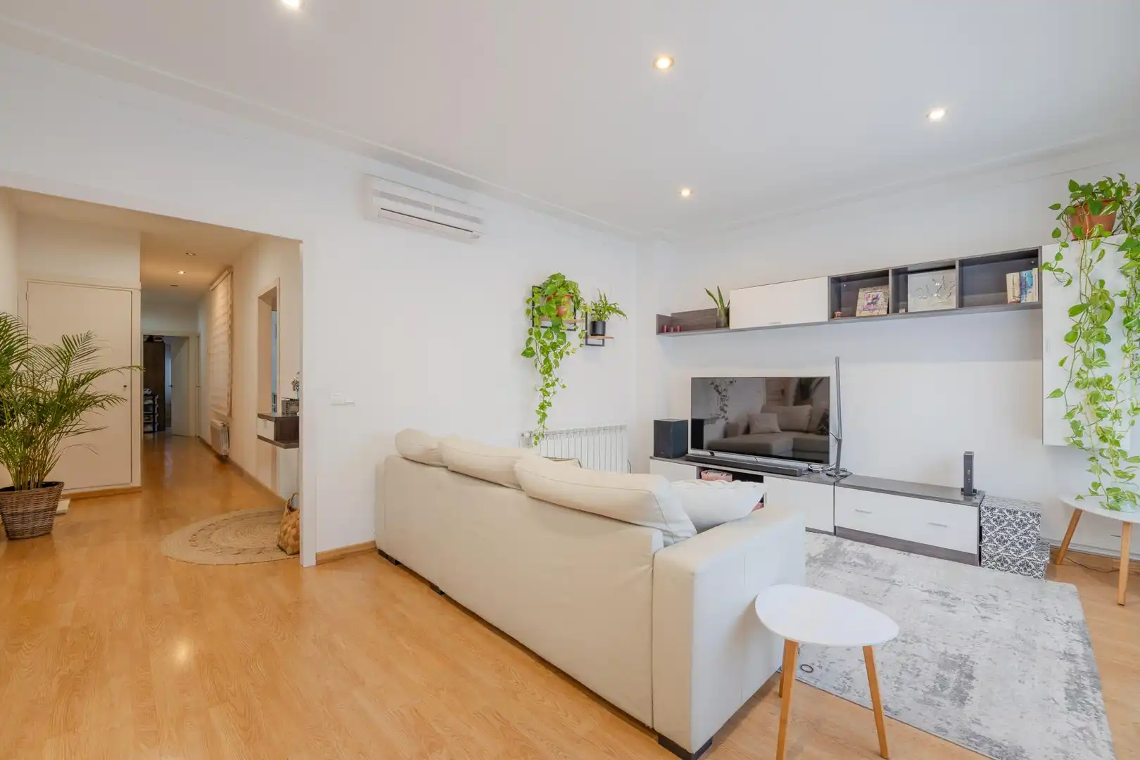 Living room of Flat for sale in Girona  with Air Conditioner, Heating and Balcony