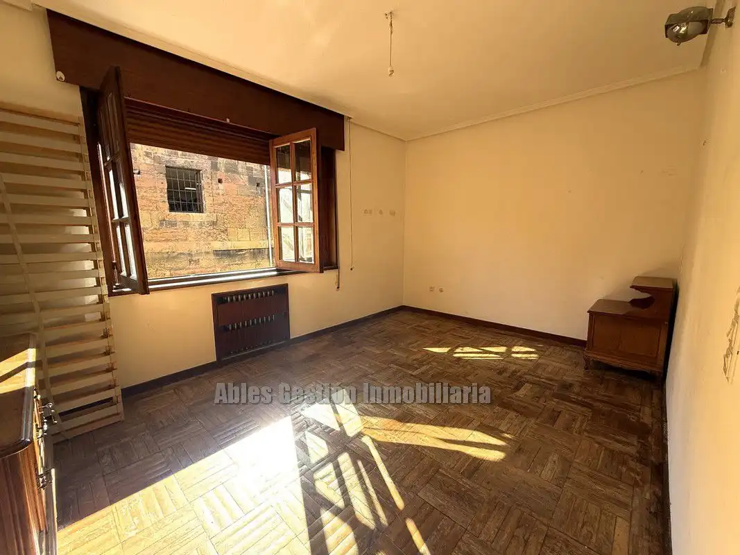 Schlafzimmer von Wohnung zur Miete in Oviedo  mit Heizung, Parkett und Abstellraum