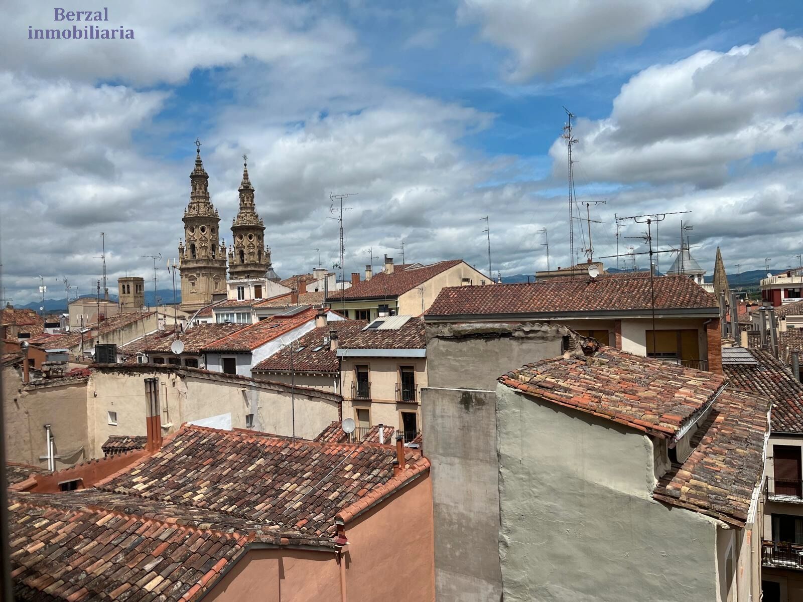 Vista exterior de Pis en venda en  Logroño amb Calefacció i Terrassa