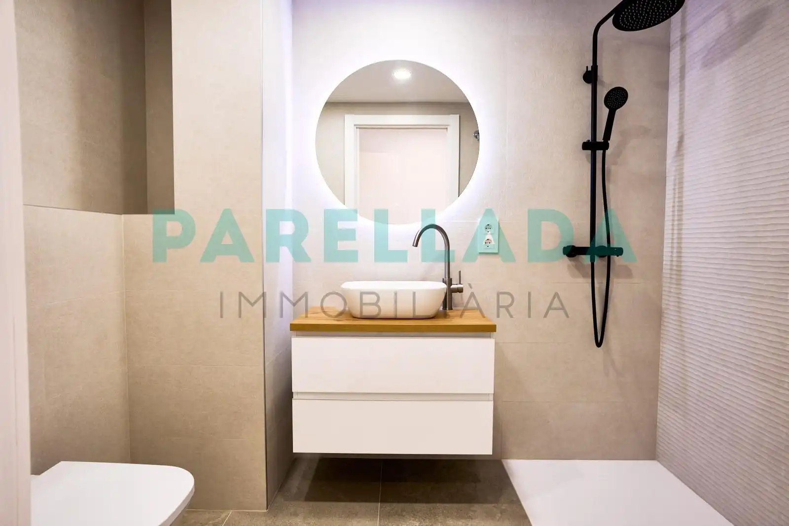 Bathroom of Flat for sale in Badalona  with Air Conditioner, Heating and Parquet flooring