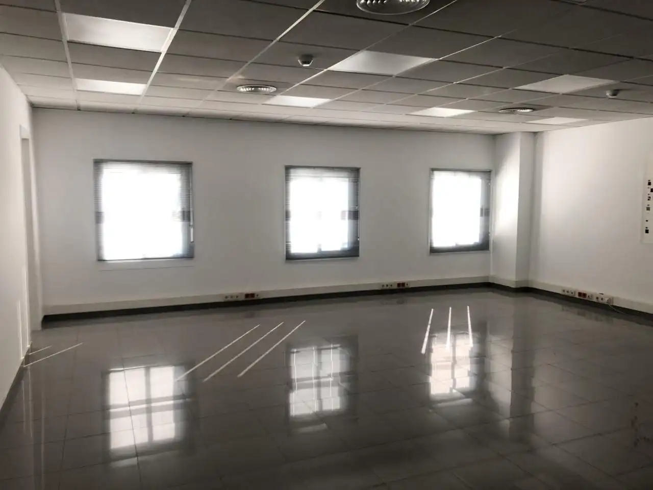 Nave industrial de alquiler en Barcelona con Calefacción y Alarma