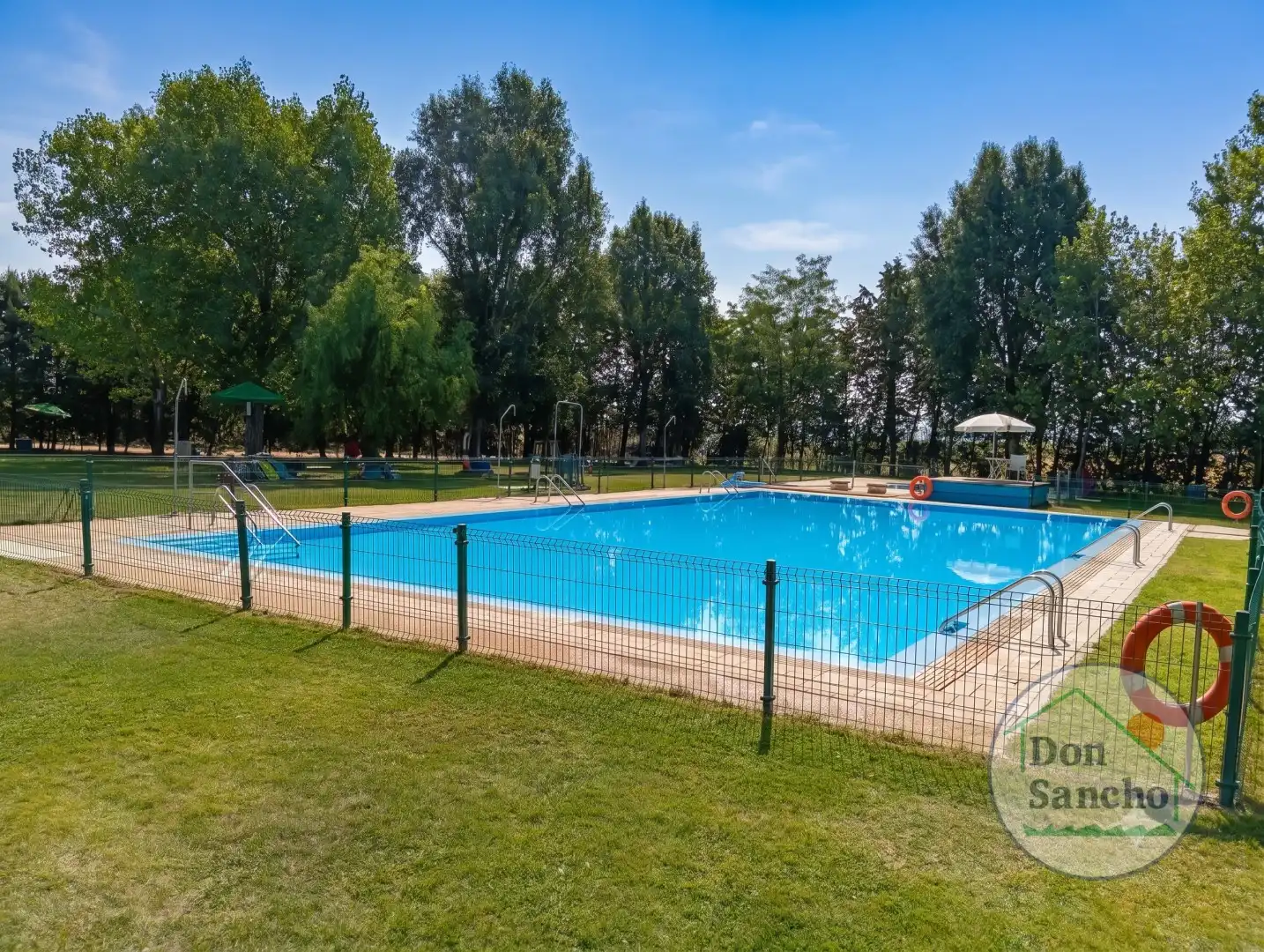 Piscina de Casa adosada en venta en Mucientes con Calefacción, Terraza y Balcón