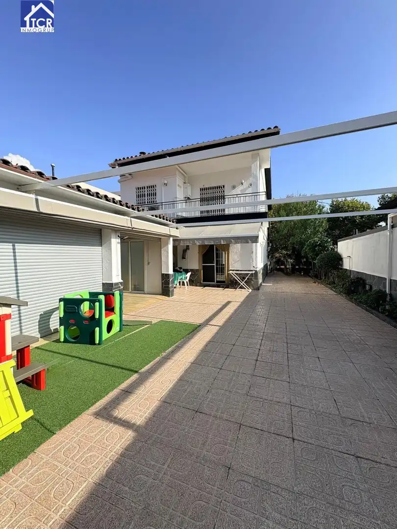 Vista exterior de Casa o xalet en venda en Barberà del Vallès amb Aire condicionat, Calefacció i Jardí privat