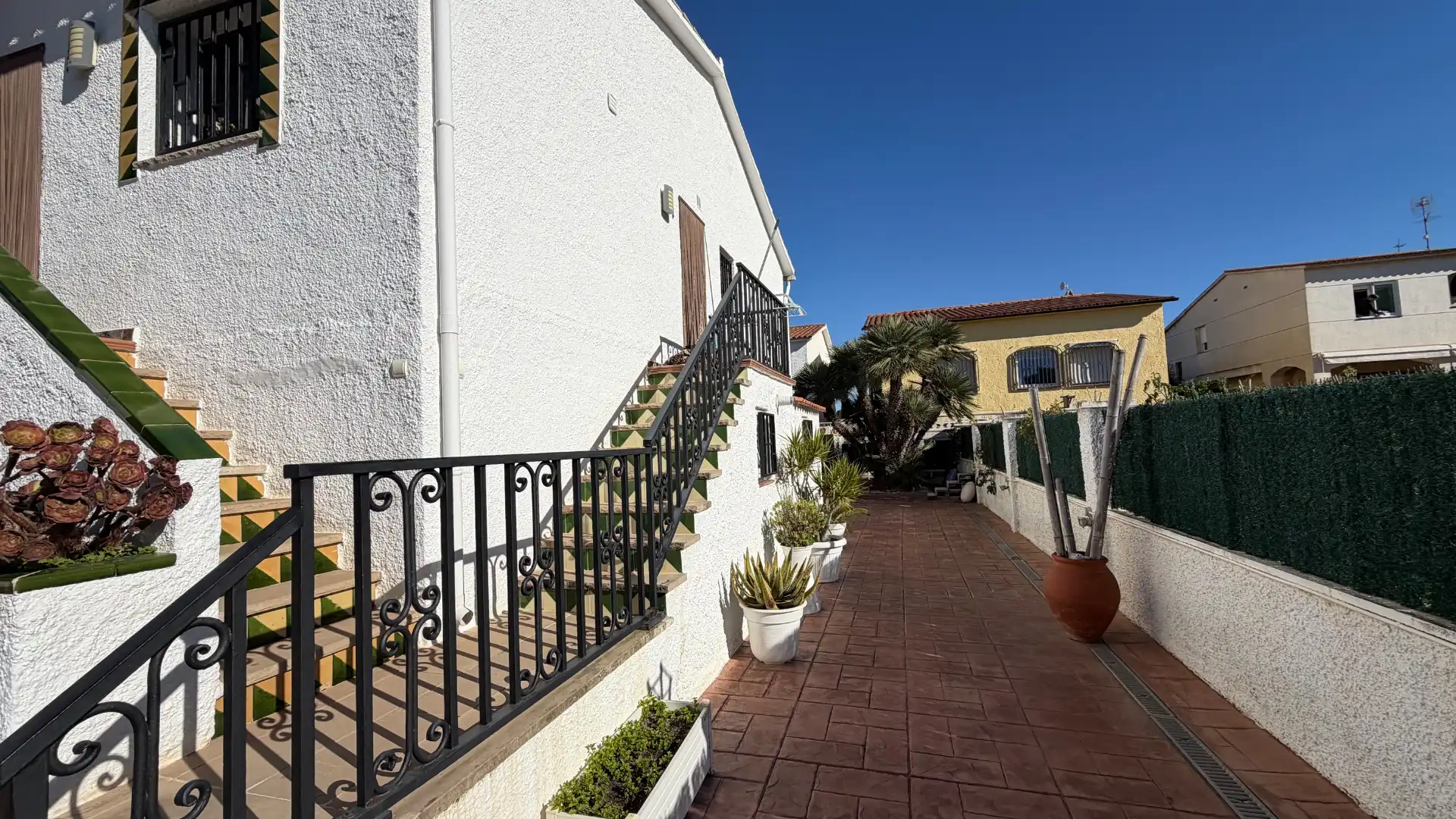 Vista exterior de Casa o xalet en venda en Creixell amb Aire condicionat, Jardí privat i Terrassa