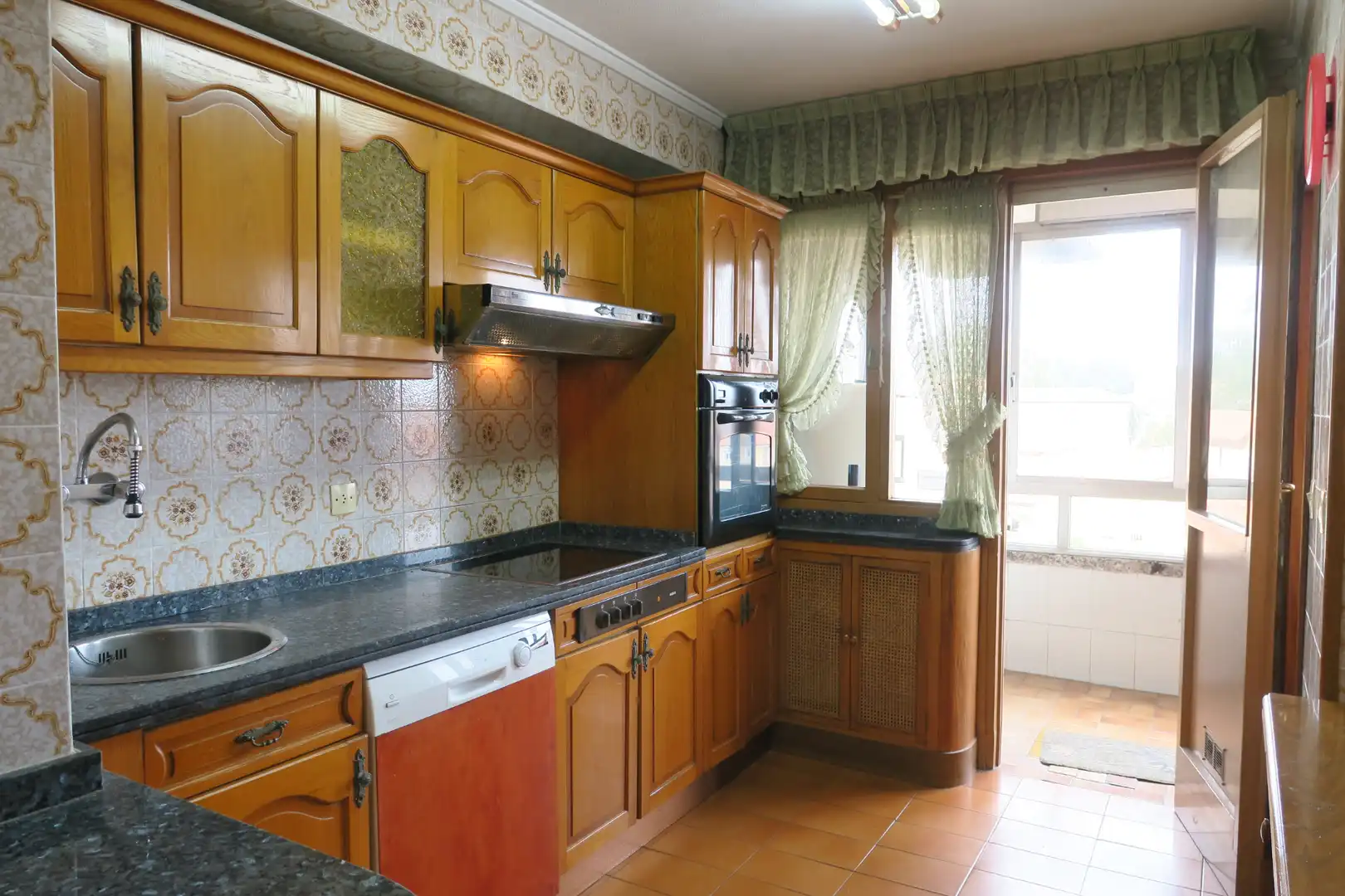 Cuina de Pis en venda en Avilés amb Calefacció, Parquet i Terrassa