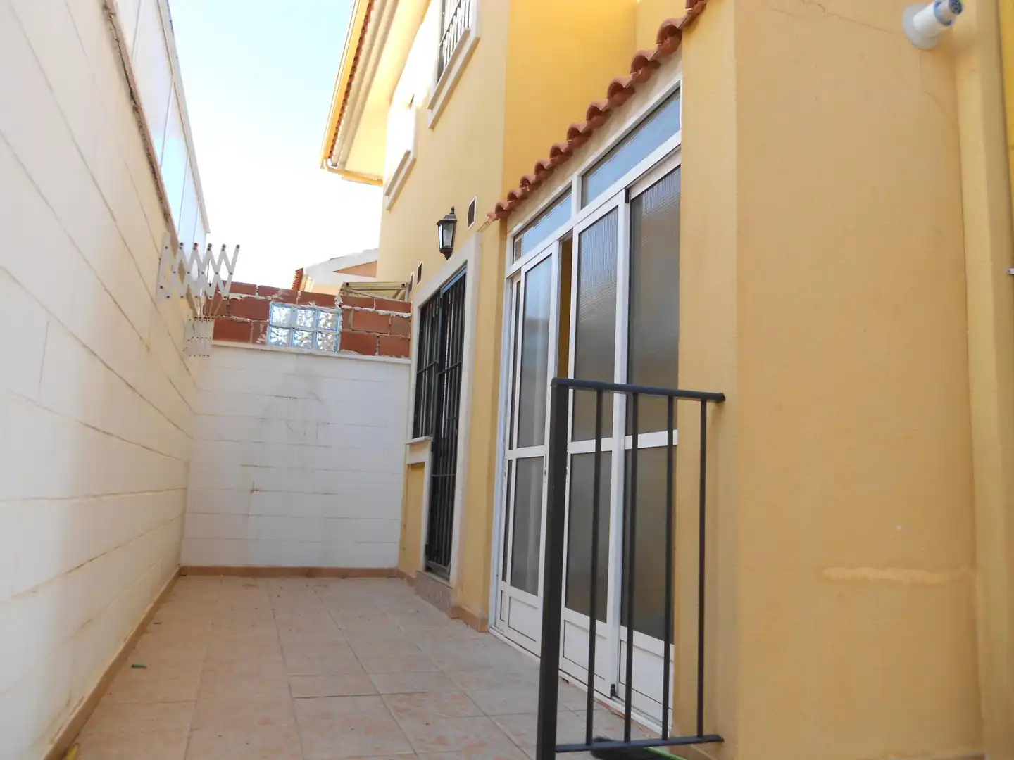 Außenansicht von Einfamilien-Reihenhaus zum Verkauf in Murcia mit Klimaanlage, Heizung und Privatgarten