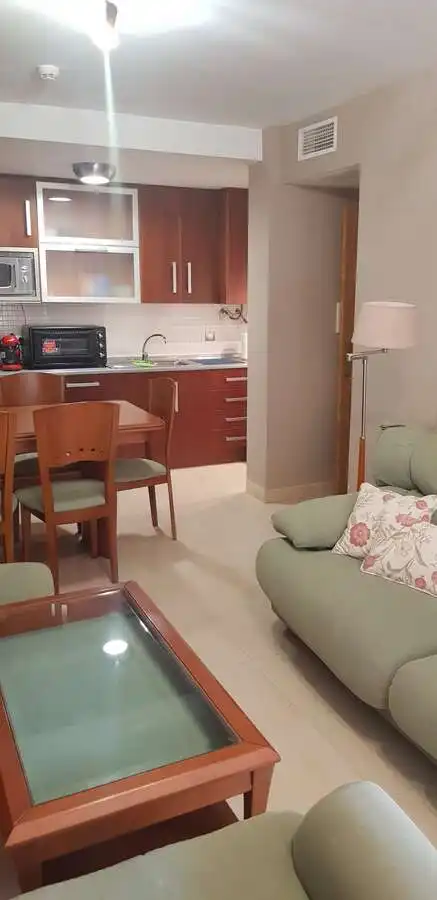 Cuina de Pis de lloguer en Roquetas de Mar amb Aire condicionat, Terrassa i Moblat