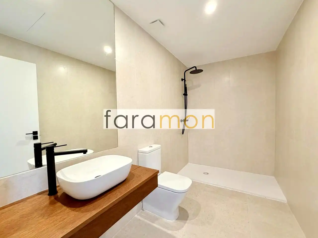 Badezimmer von Wohnung zum Verkauf in Vigo  mit Heizung, Terrasse und Abstellraum