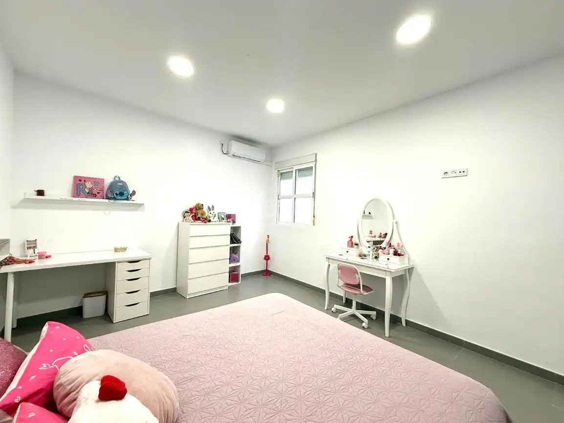 Habitación de Casa adosada en venta en Almería con Calefacción y Terraza