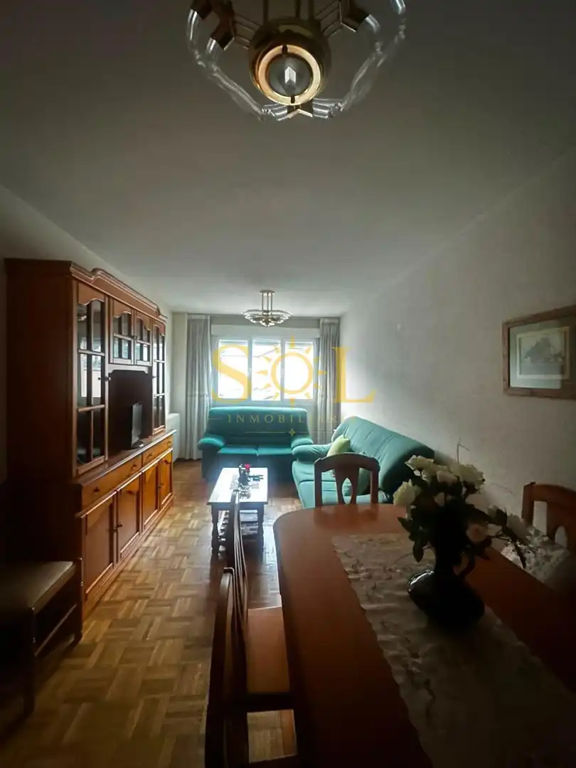 Sala de estar de Piso en venta en La Pola de Gordón  con Calefacción, Parquet y Amueblado