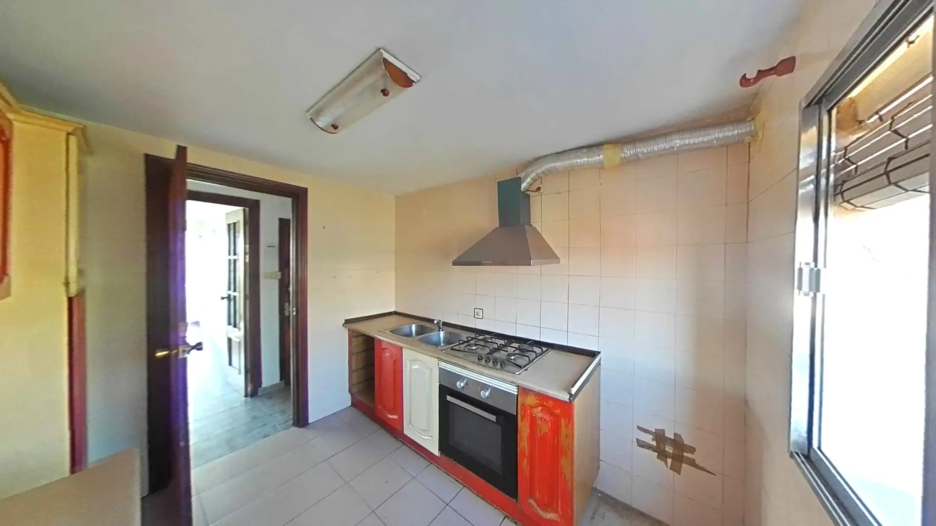 Küche von Wohnung zum Verkauf in Almería mit Klimaanlage und Ofen