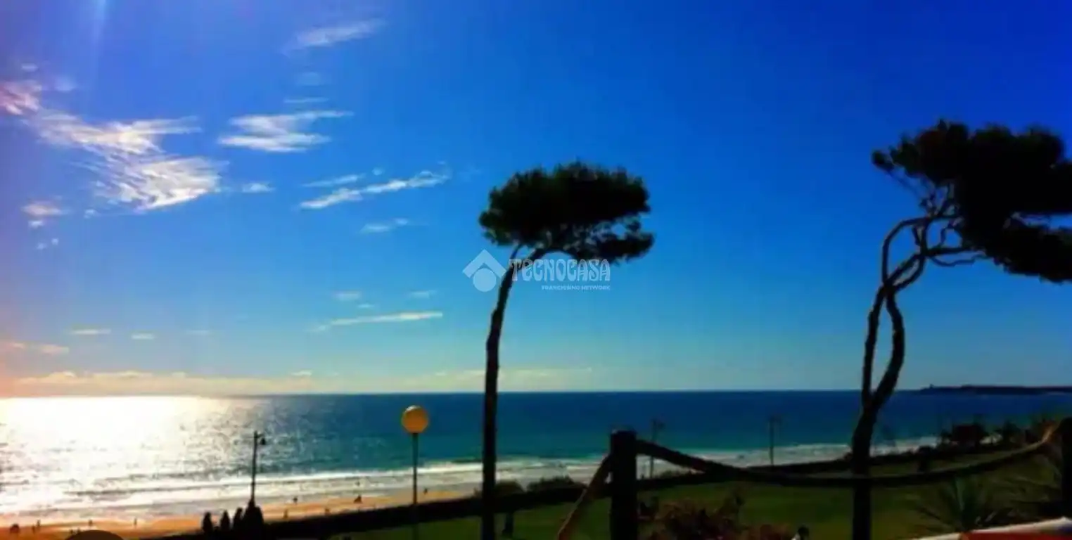 Vista exterior de Àtic en venda en Conil de la Frontera amb Terrassa i Balcó