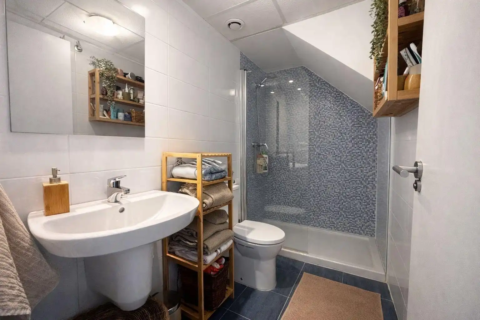 Badezimmer von Dachboden zum Verkauf in Santa Pola mit Klimaanlage, Terrasse und Balkon