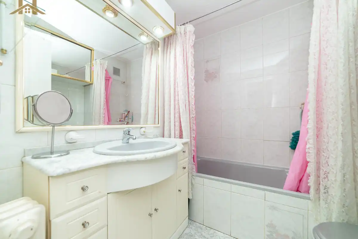 Bathroom of Flat for sale in Fuenlabrada  with Air Conditioner, Heating and Terrace