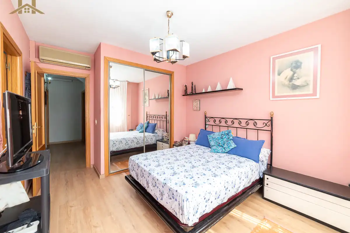 Habitación de Casa adosada en venta en Móstoles con Aire acondicionado, Calefacción y Jardín privado