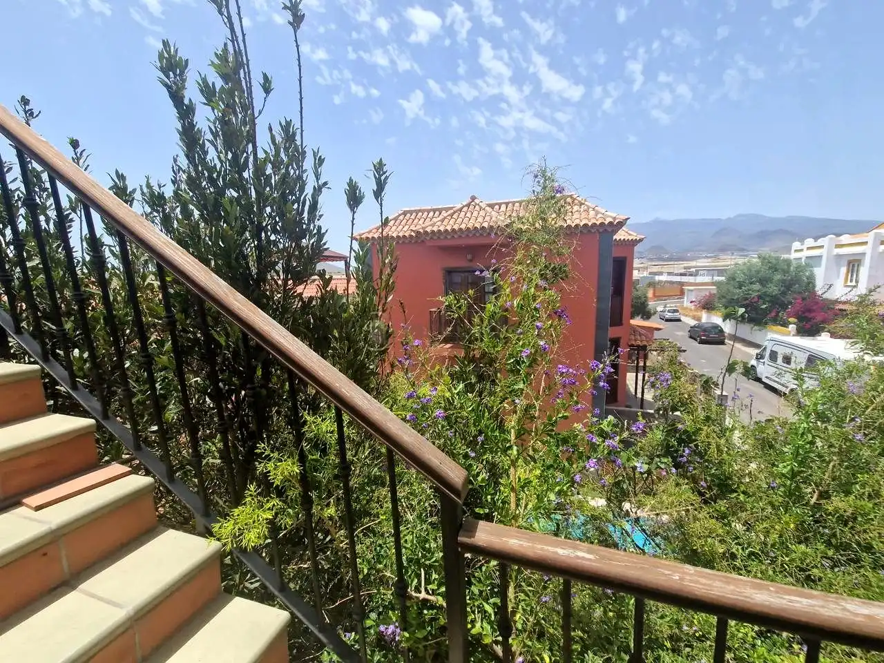 Vista exterior de Casa o xalet en venda en Arona amb Jardí privat, Terrassa i Traster
