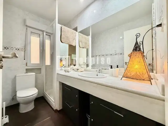 Baño de Piso de alquiler en Madrid con Aire acondicionado, Calefacción y Jardín privado