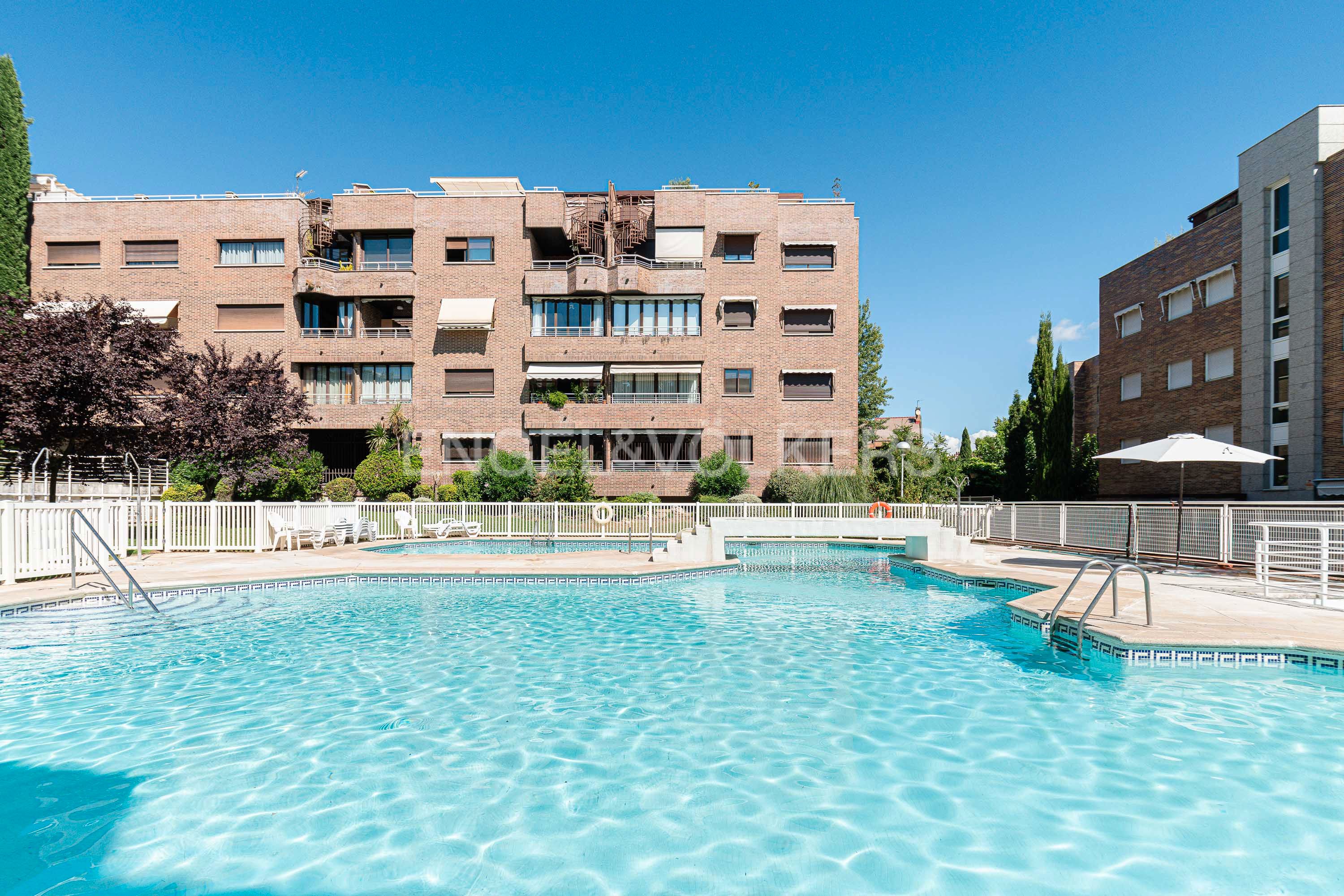 Swimming pool of Apartment to rent in Pozuelo de Alarcón  with Heating, Parquet flooring and Terrace