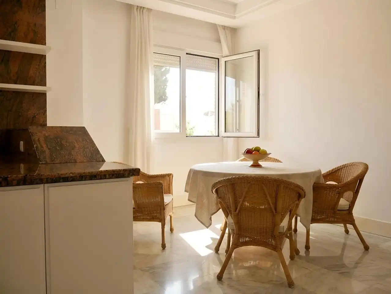 Menjador de Casa o xalet en venda en Tomares amb Aire condicionat, Jardí privat i Parquet