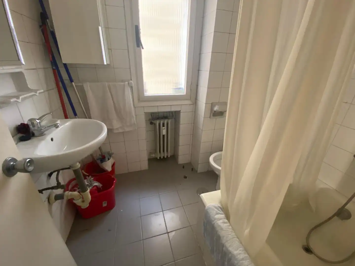 Bany de Pis en venda en Oviedo  amb Calefacció, Terrassa i Traster
