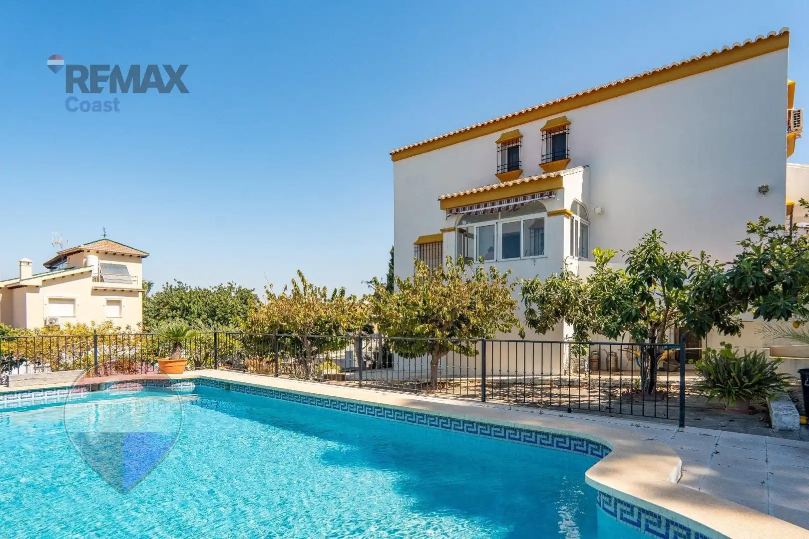 Vista exterior de Casa o xalet en venda en Alhaurín de la Torre amb Piscina comunitària