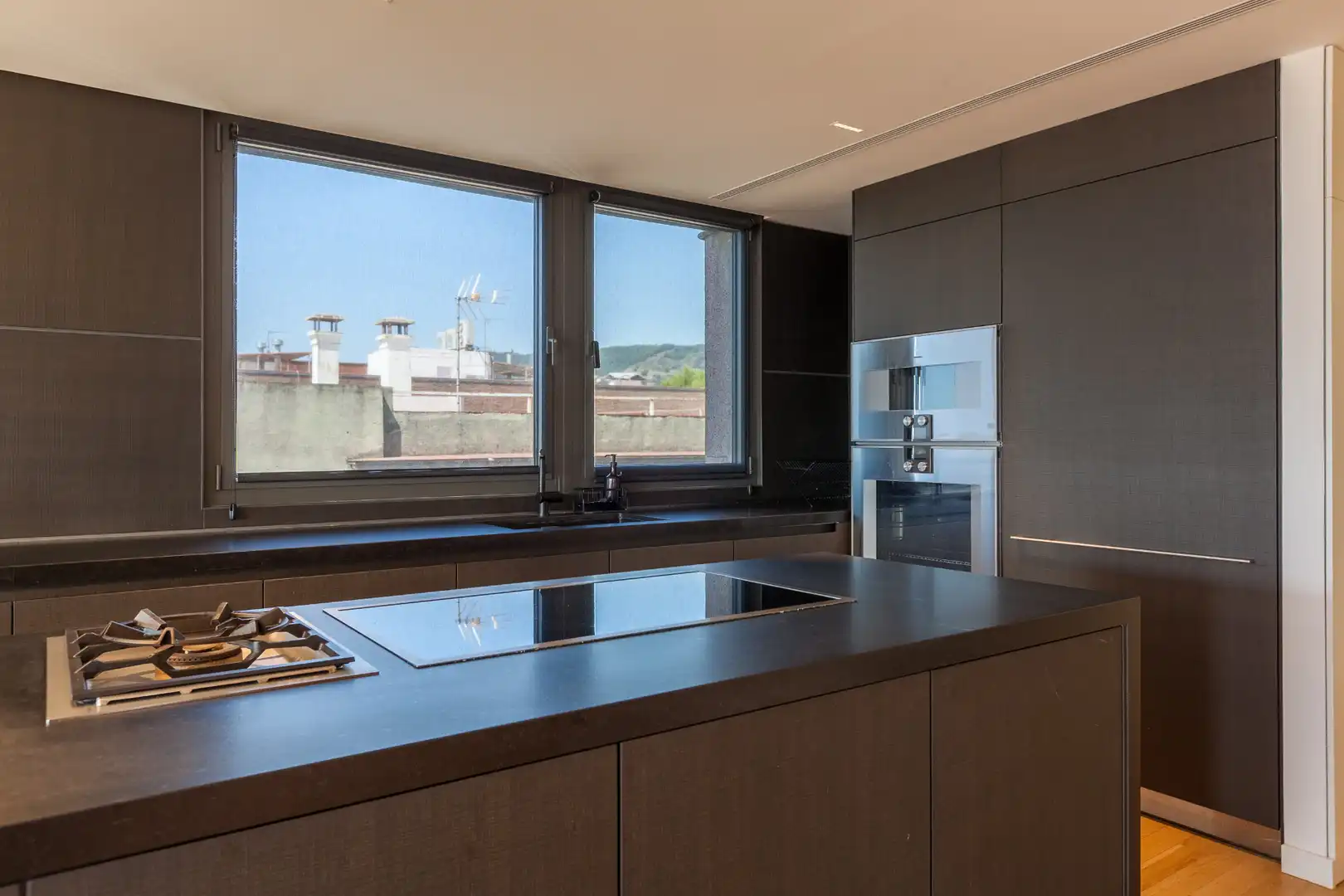 Cuina de Àtic de lloguer en Barcelona amb Aire condicionat, Calefacció i Parquet