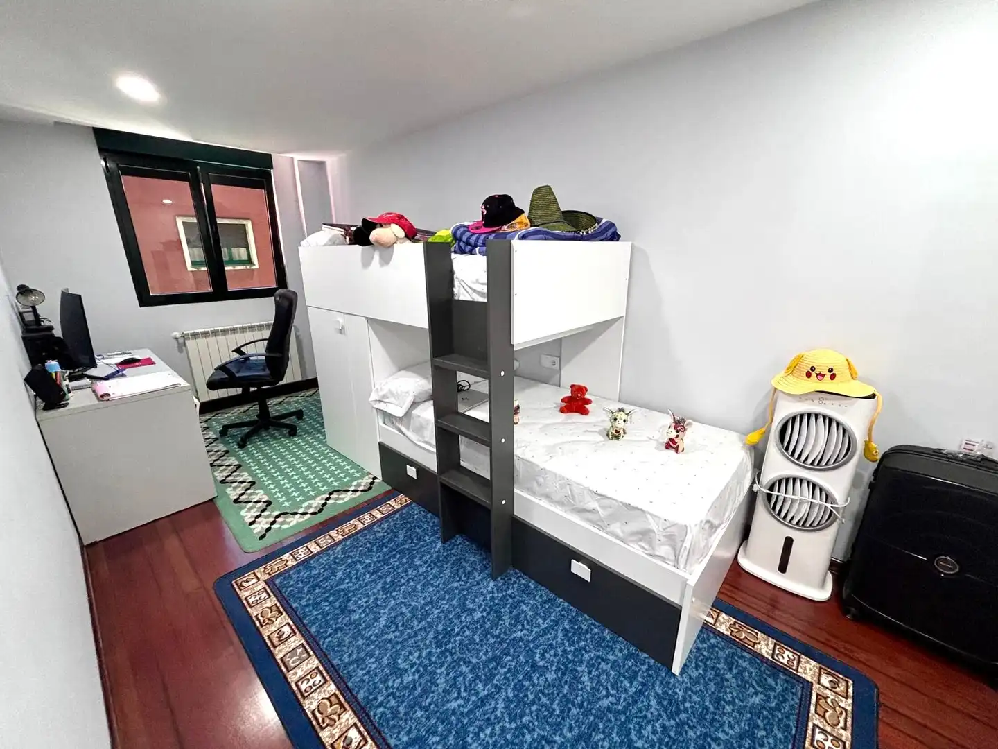Habitación de Piso en venta en Gijón  con Calefacción, Parquet y Terraza