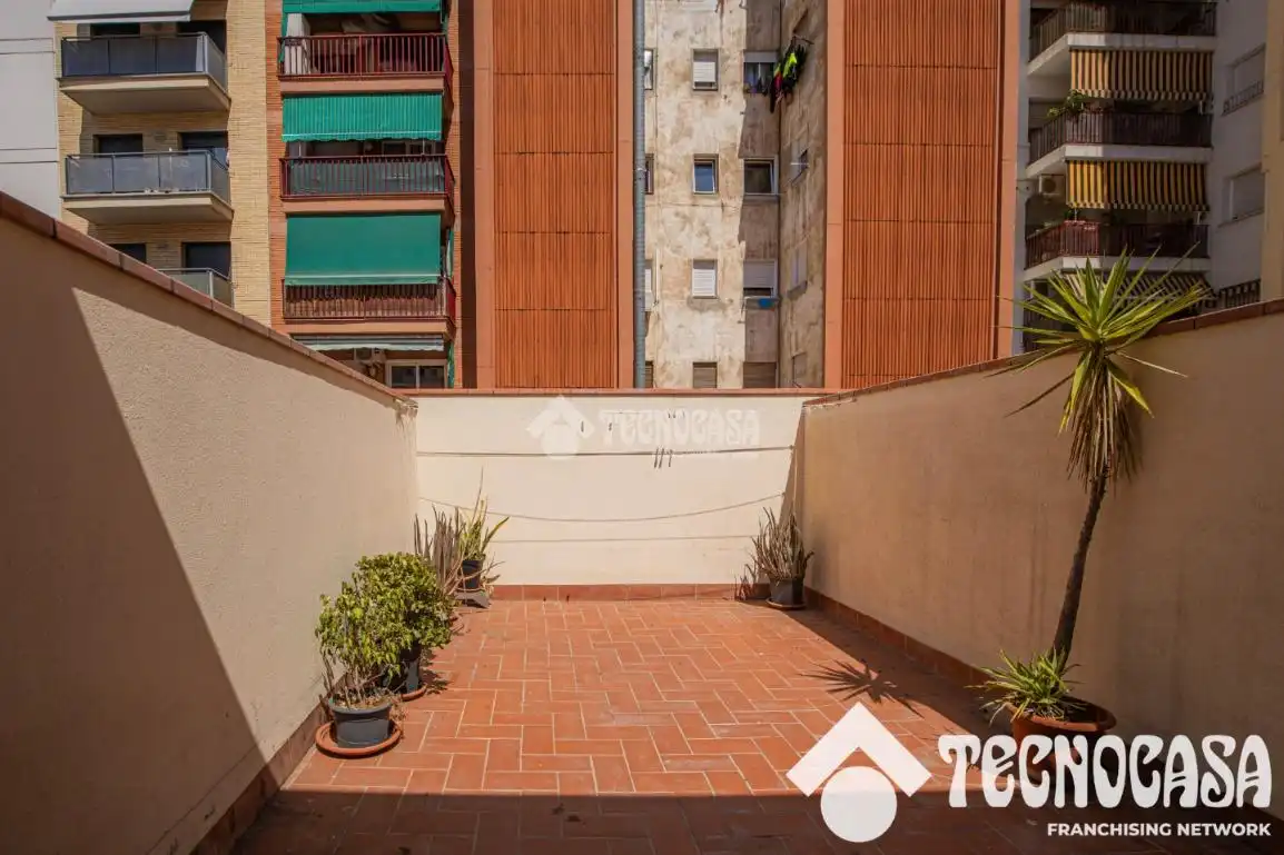 Terrace of Buildings for sale in Barcelona