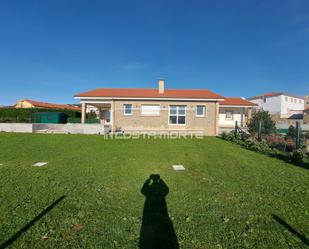 Vista exterior de Casa o xalet en venda en Carnota amb Calefacció, Jardí privat i Terrassa