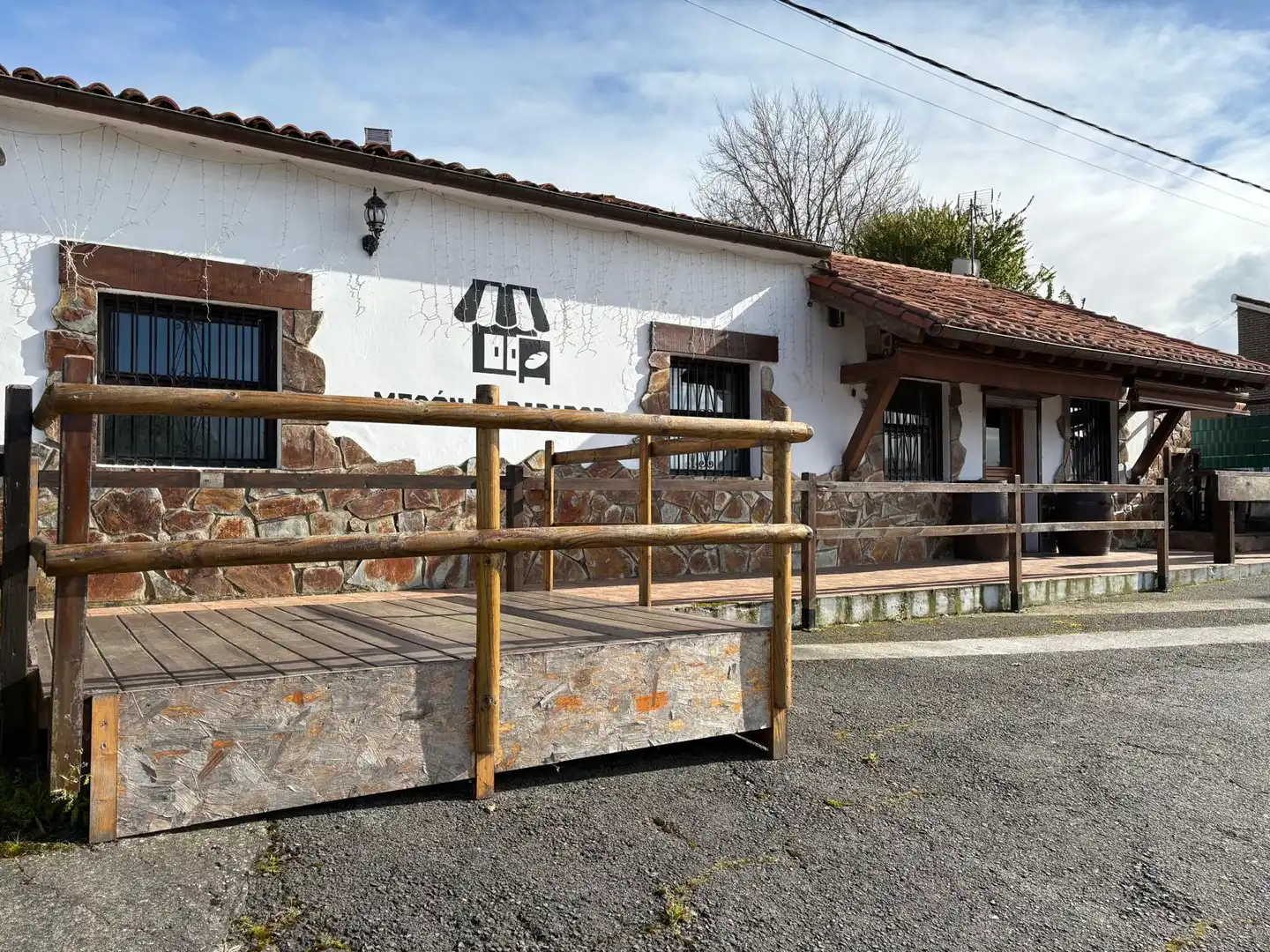 Vista exterior de Local en venda en Suances amb Terrassa i Moblat