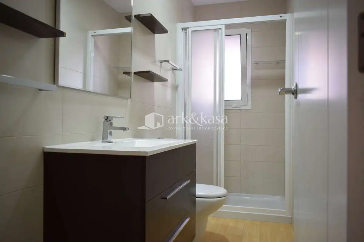 Baño de Piso de alquiler en Valencia con Amueblado, Horno y Microondas