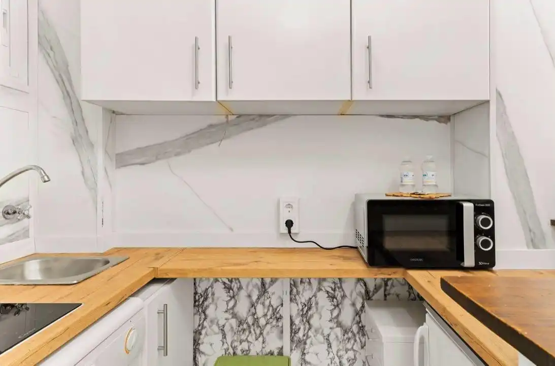 Küche von Wohnung zum Verkauf in Benalmádena mit Klimaanlage, Privatgarten und Möbliert