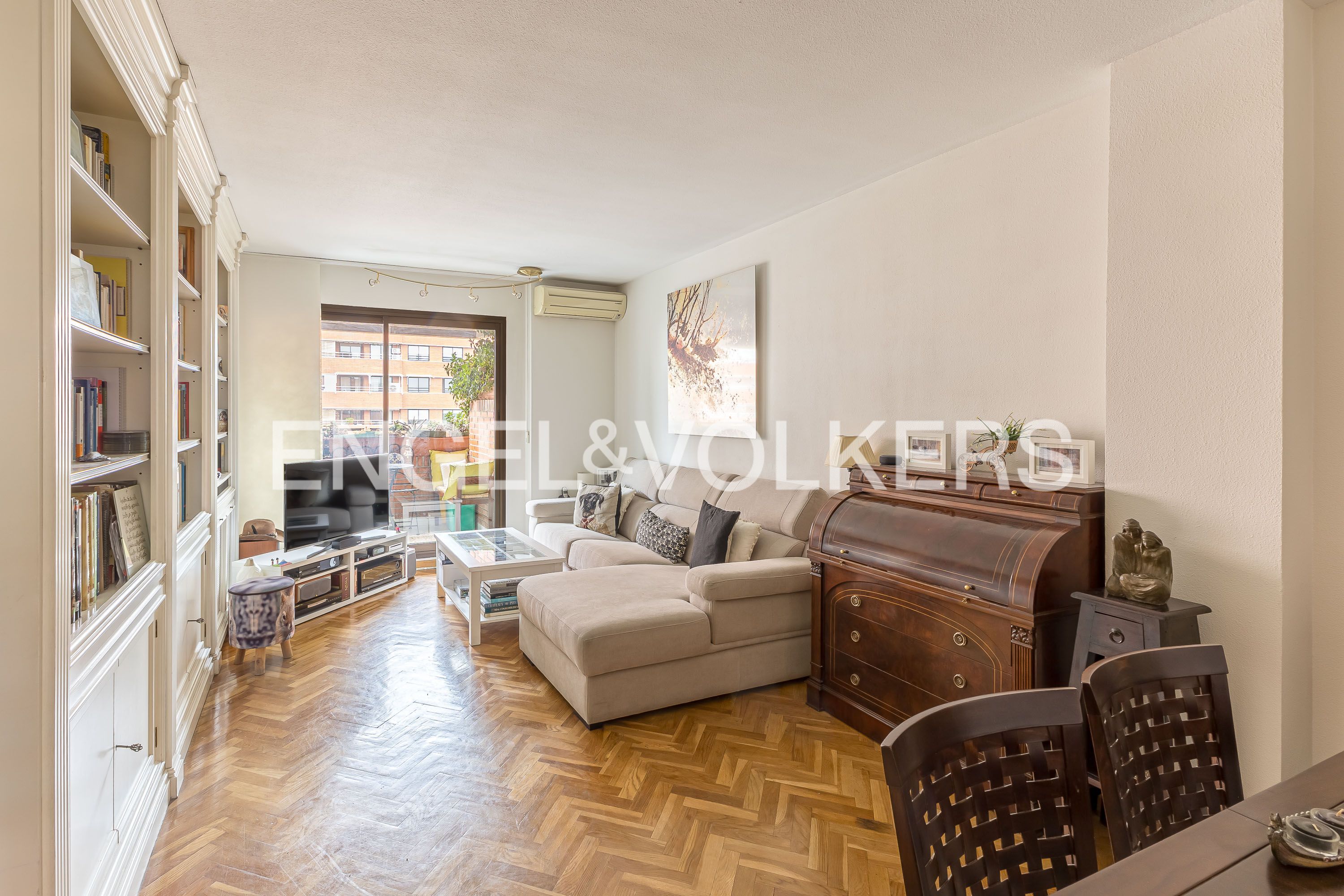 Living room of Apartment for sale in  Madrid Capital  with Heating, Private garden and Parquet flooring