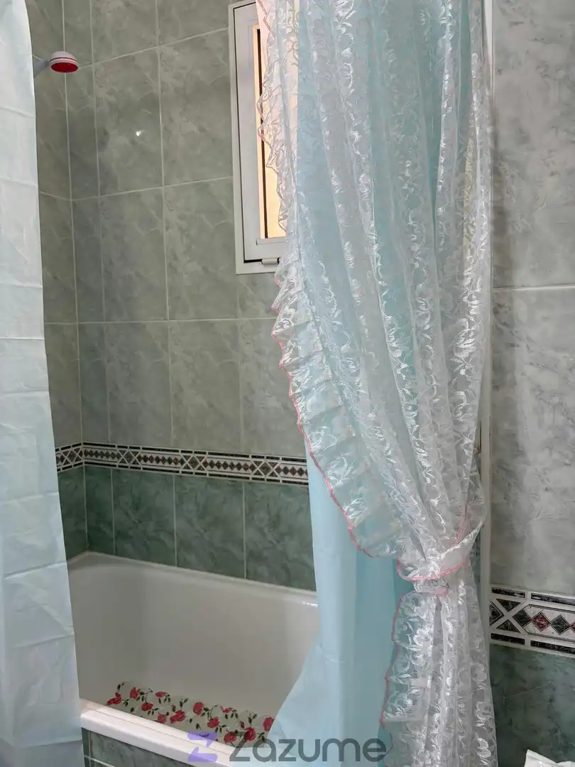 Baño de Piso de alquiler en Torrevieja con Terraza, Amueblado y Lavadora