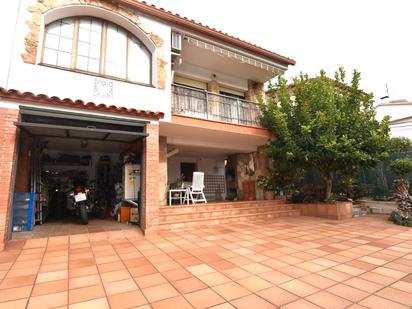 Vista exterior de Casa o xalet en venda en Pineda de Mar amb Aire condicionat, Jardí privat i Terrassa
