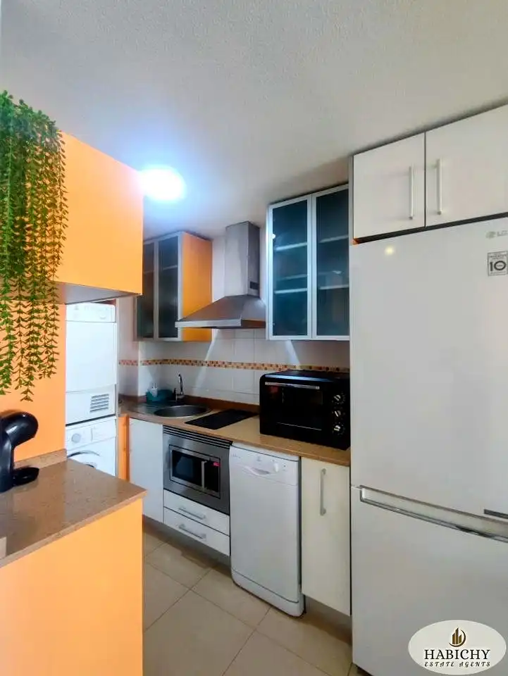 Cuina de Apartament de lloguer en Murcia amb Aire condicionat, Balcó i Alarma