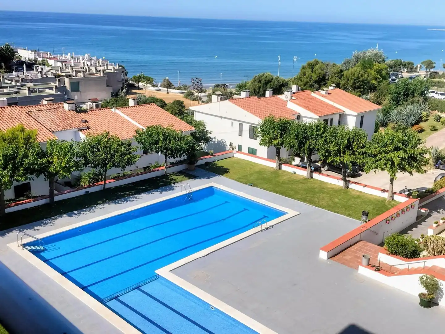Schwimmbecken von Wohnung zum Verkauf in Sitges mit Privatgarten und Gemeinschaftspool