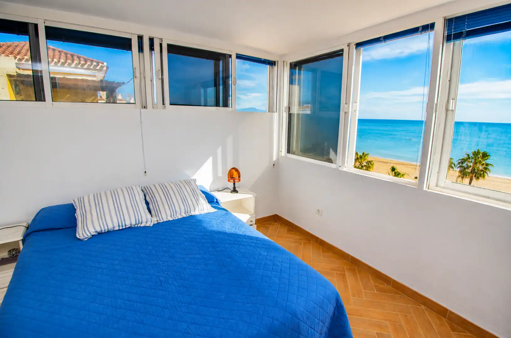 Schlafzimmer von Dachboden zum Verkauf in Manilva mit Klimaanlage, Terrasse und Schwimmbad