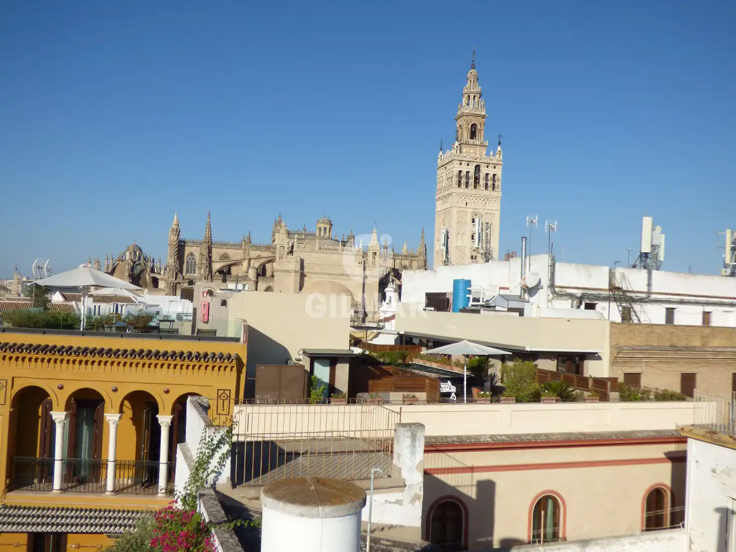 Vista exterior de Casa adosada en venda en Sevilla amb Calefacció